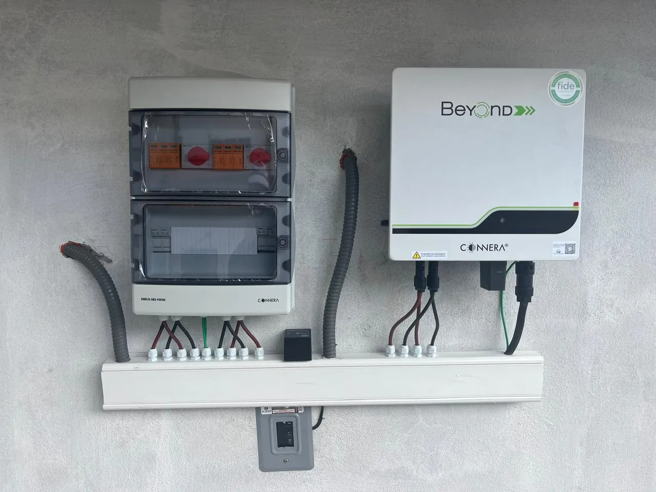 Inversor Beyond y centro de carga con certificación FIDE instalados en pared exterior