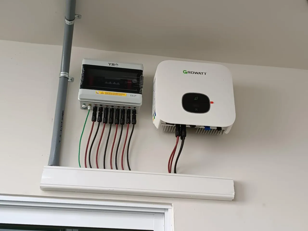 Inversor Growatt y centro de carga instalados en techo, con conexiones protegidas
