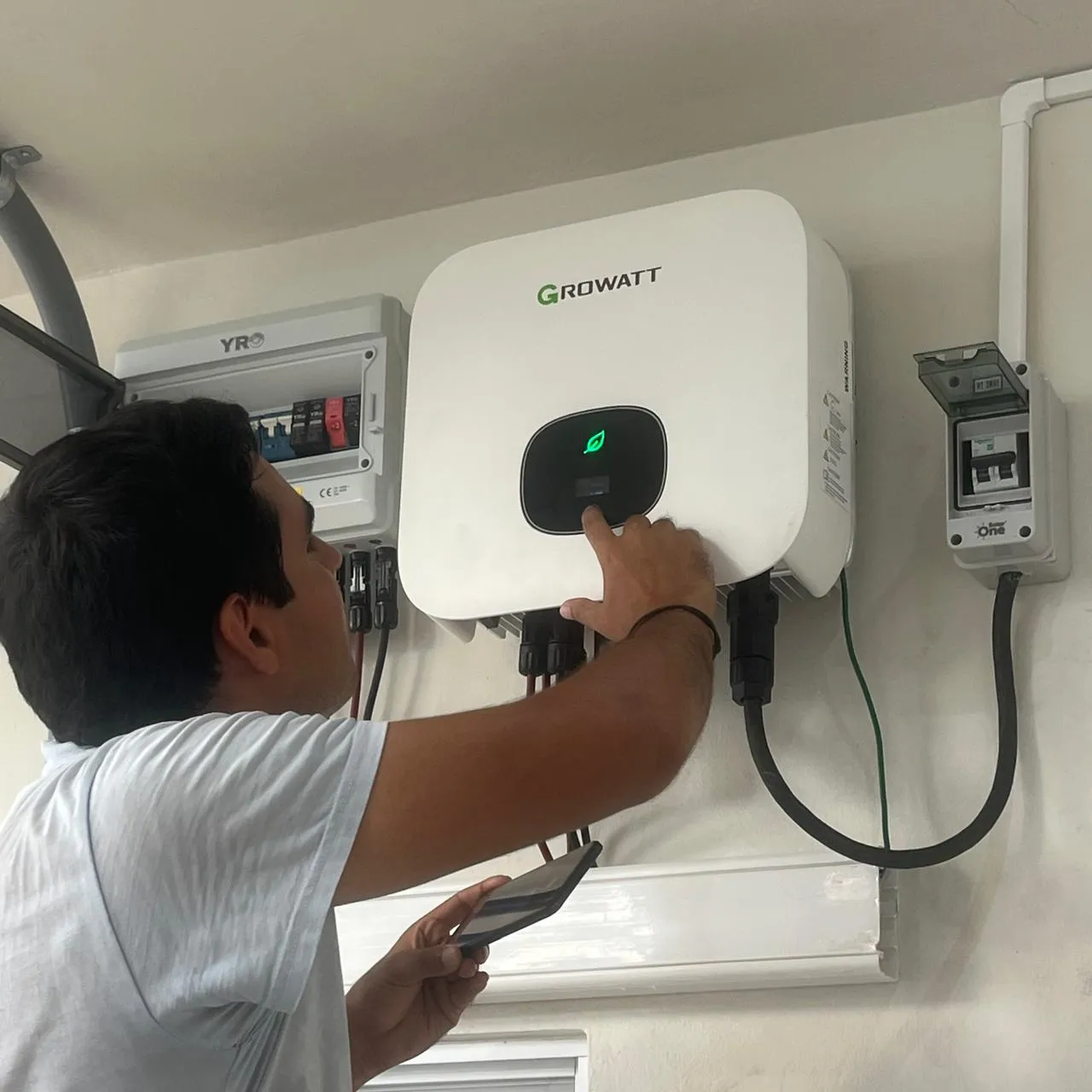 Técnico de Solar Performance activando un inversor Growatt desde su teléfono
