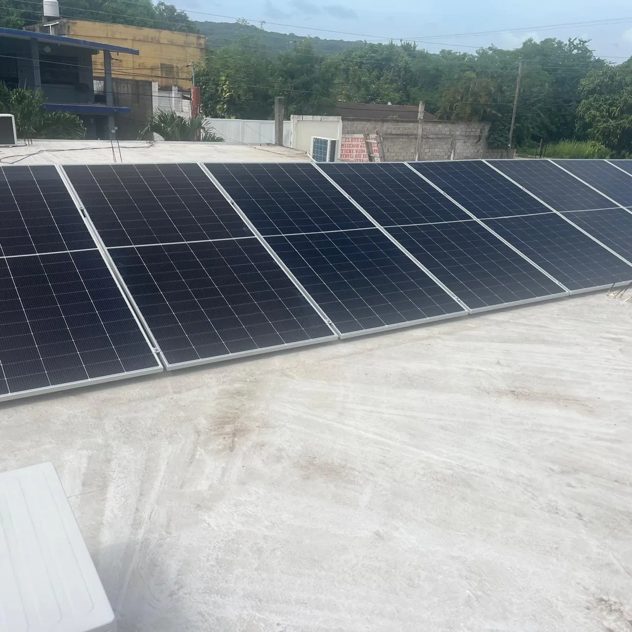 Sistema solar instalado en una zona residencial con cerro y vegetación de fondo