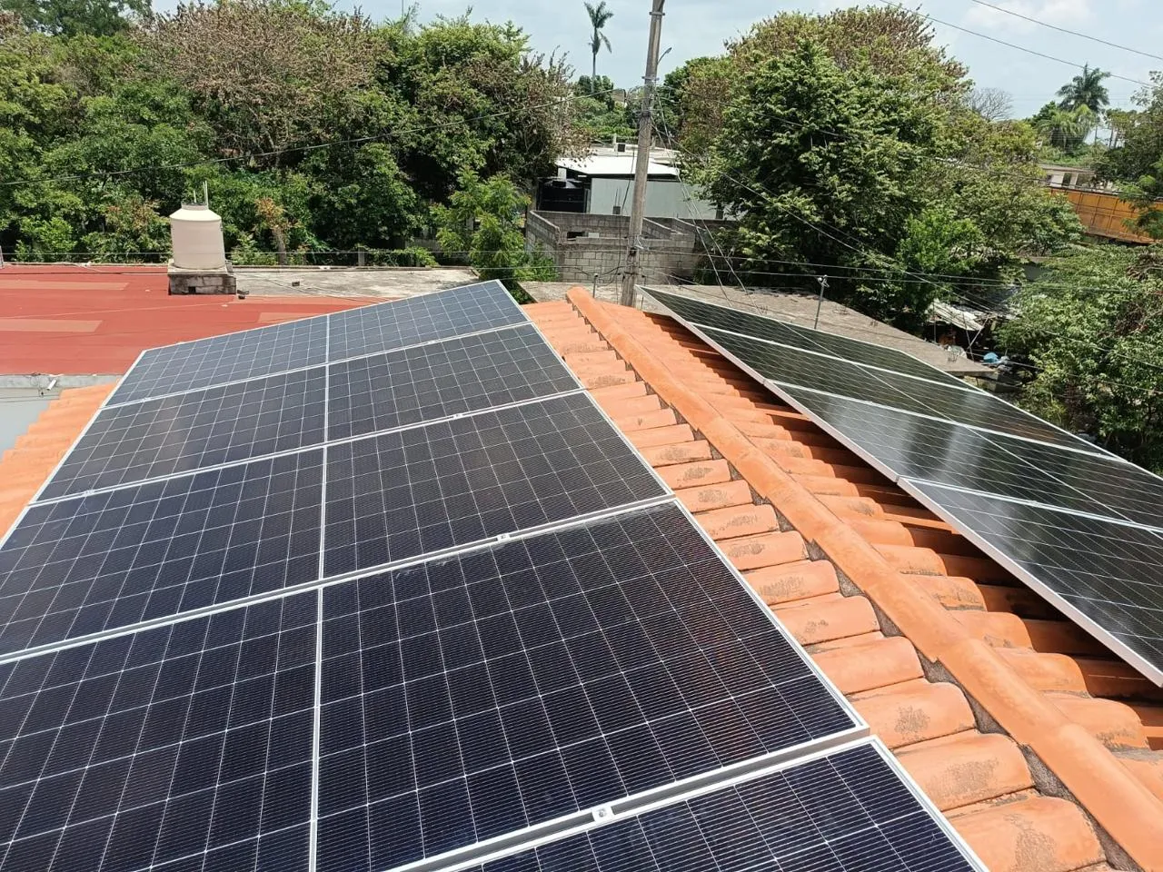 Sistema solar pequeño instalado sobre techo de teja