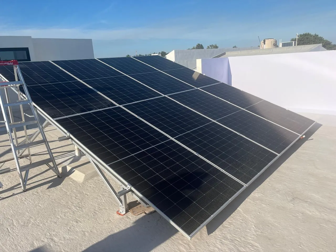Sistema solar mediano instalado en edificio, con cielo despejado de fondo